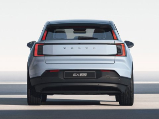 VOLVO EX30 P5 Long Range Plus Black Edition