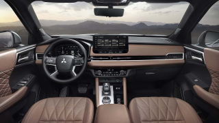 MITSUBISHI Outlander 2.4L 4WD PHEV Intense